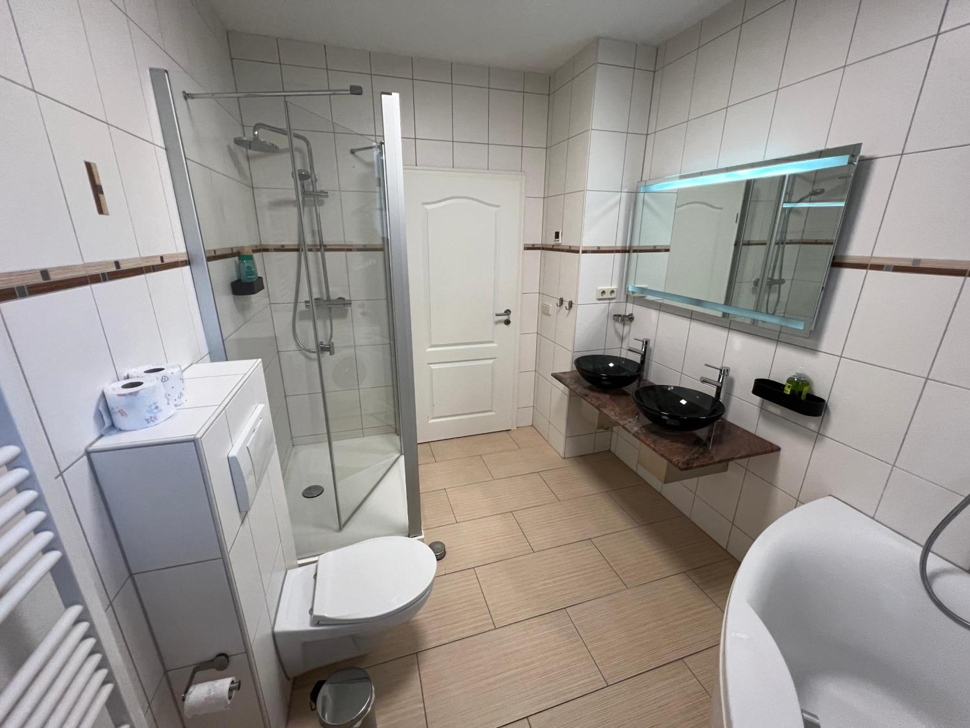 Apartment Humboldt 3 Schlafzimmer,Wifi, Netflix Parken, Terrasse, Klimatisiert, Naehe Zentrum Jena Buitenkant foto