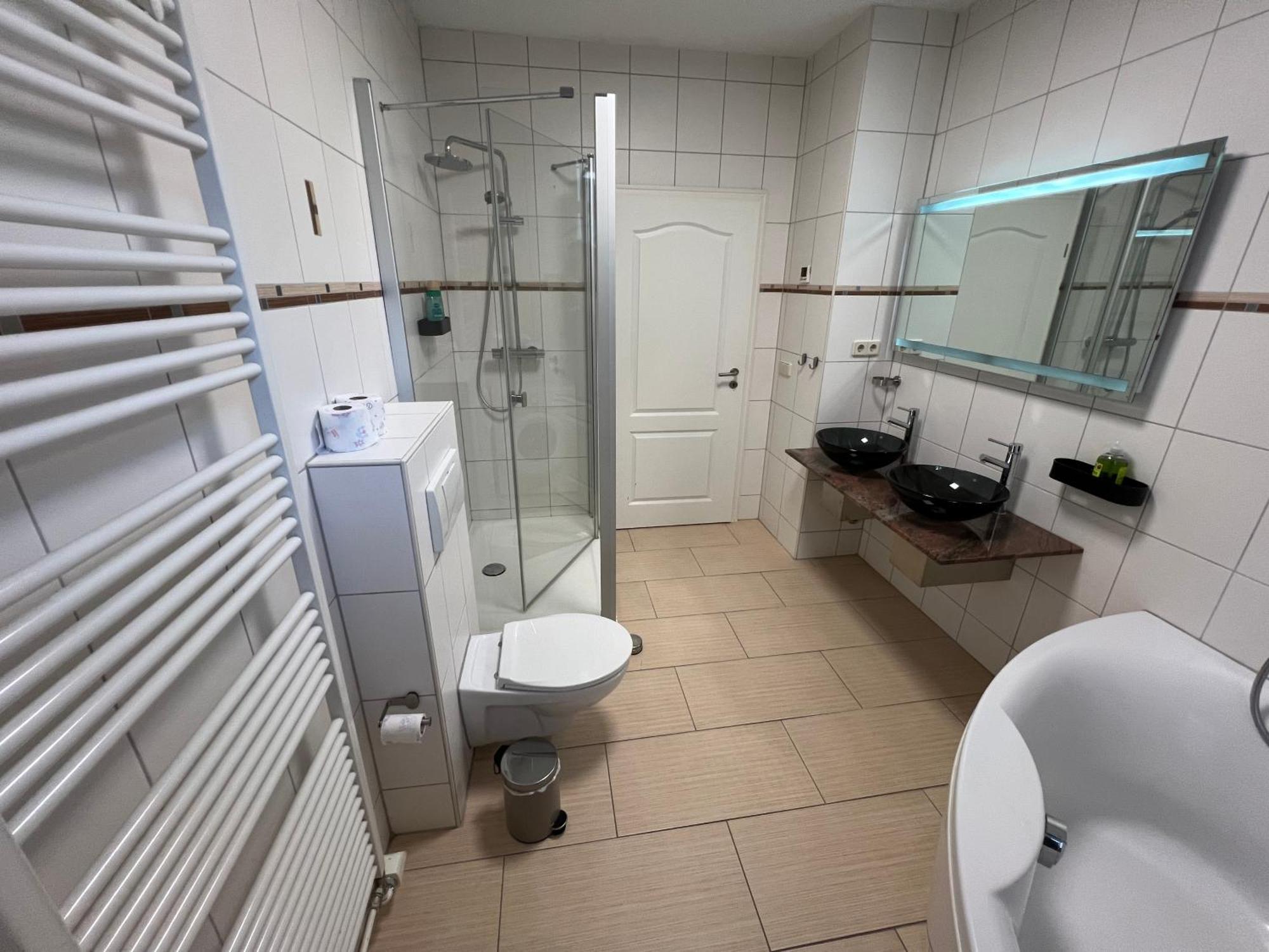 Apartment Humboldt 3 Schlafzimmer,Wifi, Netflix Parken, Terrasse, Klimatisiert, Naehe Zentrum Jena Buitenkant foto